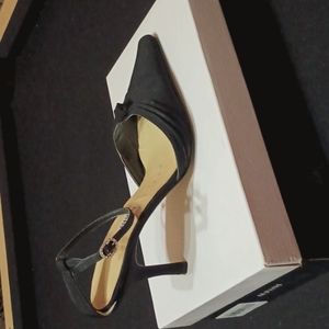 CAPARROS black formal heel w/rhinestone buckle size 9